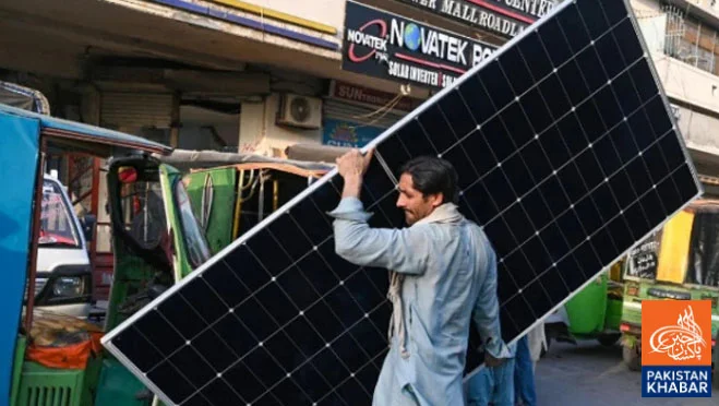 پاکستان میں شمسی توانائی میں تیزی، قومی گرڈ اور کوئلے کی پالیسی پر سوالات