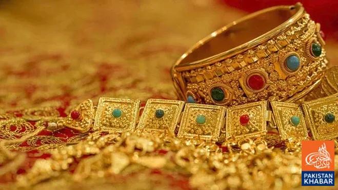 Gold Price Falls by Rs1,800 per Tola