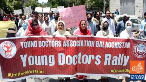 Quetta: Acid attack on lady doctor, Young Doctors protest, announcement to shut down services