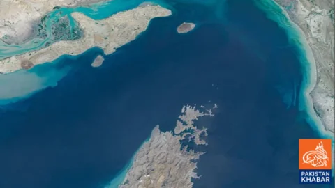 US Officials Give Conflicting Statements Over Strait of Hormuz Status