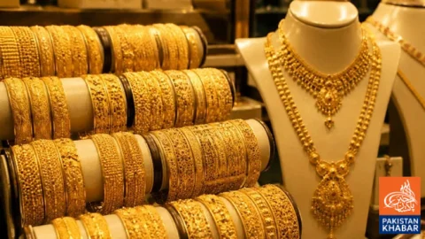 Gold Prices Steady as Silver Becomes Costlier