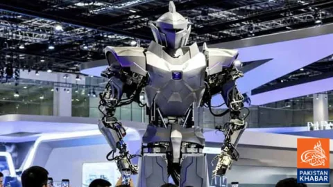 China Unveils Powerful 13-Foot Humanoid Robot