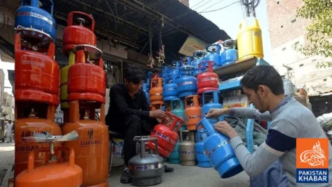 LPG Prices Remain High, Market Rates Rs300 per Kg Above Official Prices