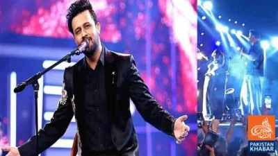 عاطف اسلم کے کنسرٹ میں ہلکا سا ہنگامہ، مداح خاتون اسٹیج پر پہنچ گئیں